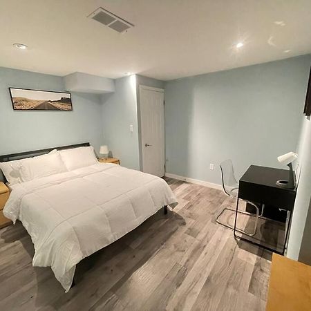 Lovely 2 Bedroom Basement Apartment In 토론토 외부 사진