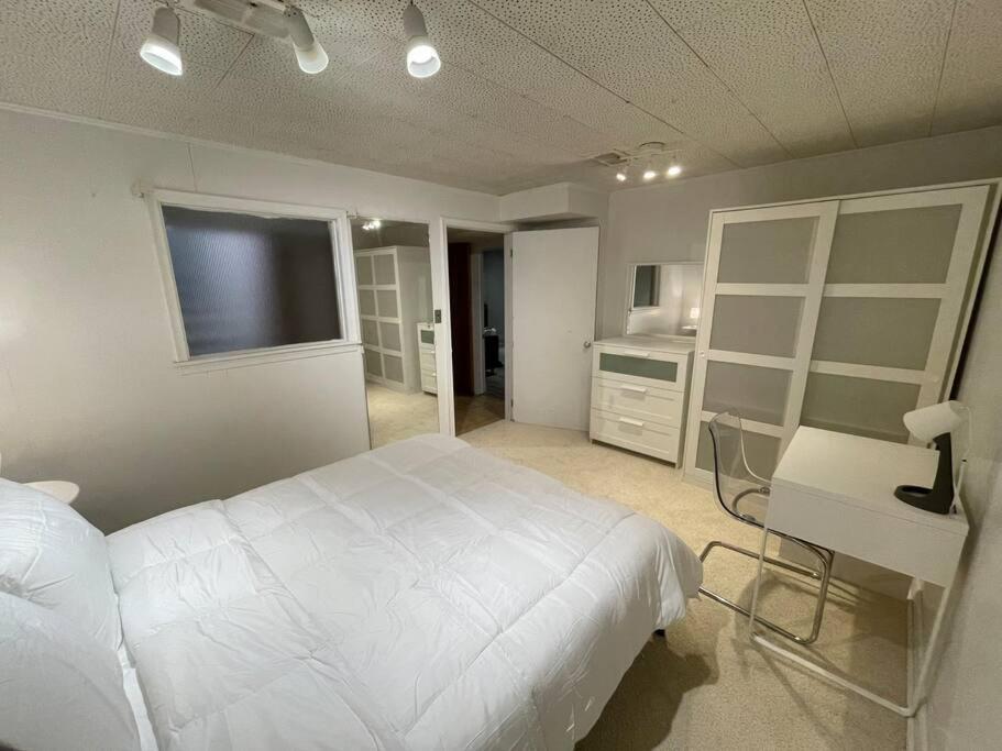 Lovely 2 Bedroom Basement Apartment In 토론토 외부 사진