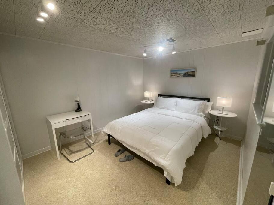 Lovely 2 Bedroom Basement Apartment In 토론토 외부 사진
