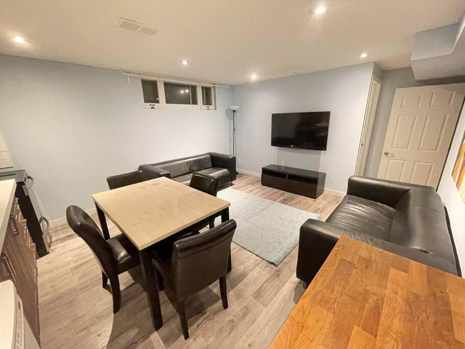 Lovely 2 Bedroom Basement Apartment In 토론토 외부 사진