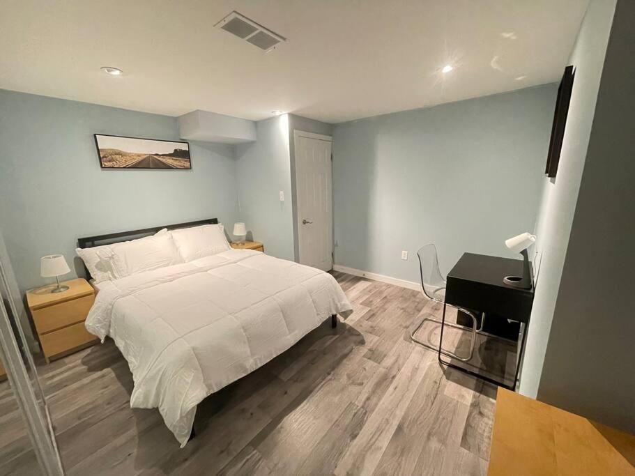 Lovely 2 Bedroom Basement Apartment In 토론토 외부 사진