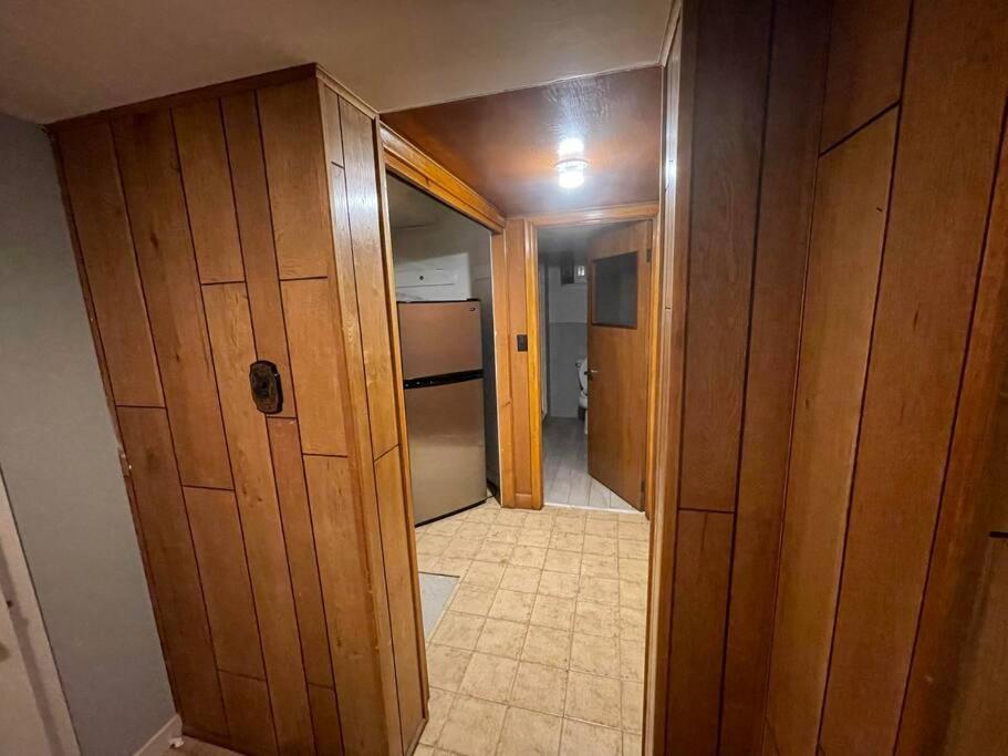 Lovely 2 Bedroom Basement Apartment In 토론토 외부 사진