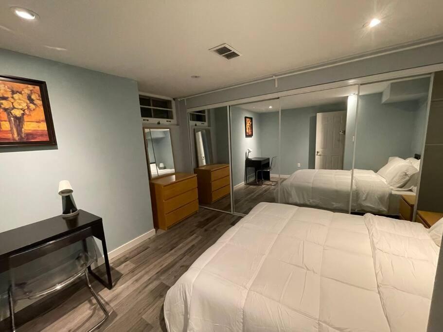 Lovely 2 Bedroom Basement Apartment In 토론토 외부 사진