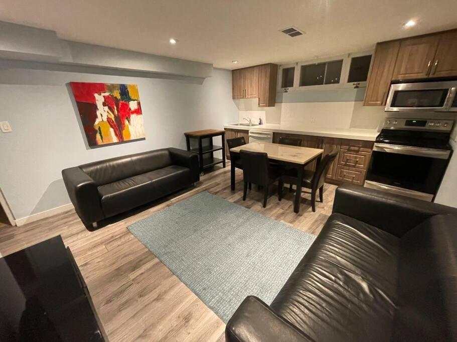 Lovely 2 Bedroom Basement Apartment In 토론토 외부 사진