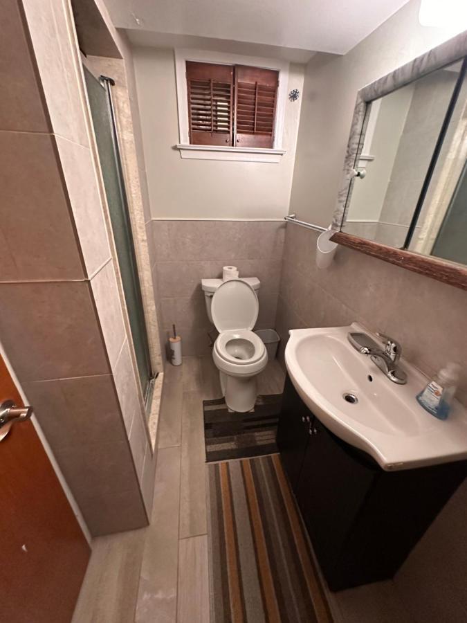 Lovely 2 Bedroom Basement Apartment In 토론토 외부 사진