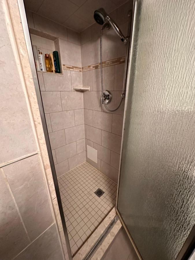 Lovely 2 Bedroom Basement Apartment In 토론토 외부 사진